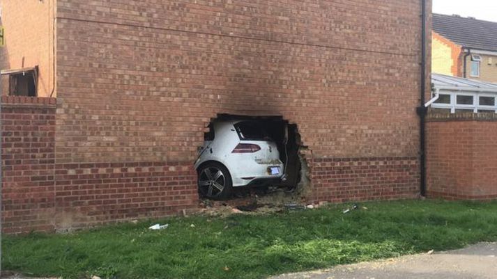 Frá vettvangi í York í dag. Mikil mildi þykir að enginn hafi látist í slysinu.