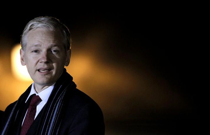 Assange á meðan á réttarhöldum stóð vegna mögulegs framsals hans til Svíþjóðar árið 2011. Þegar hann gekk laus gegn tryggingu árið 2012 flúði hann í ekvadorska sendiráðið í Lundúnum til að komast hjá framsali og hafðist þar við næstu sjö árin.