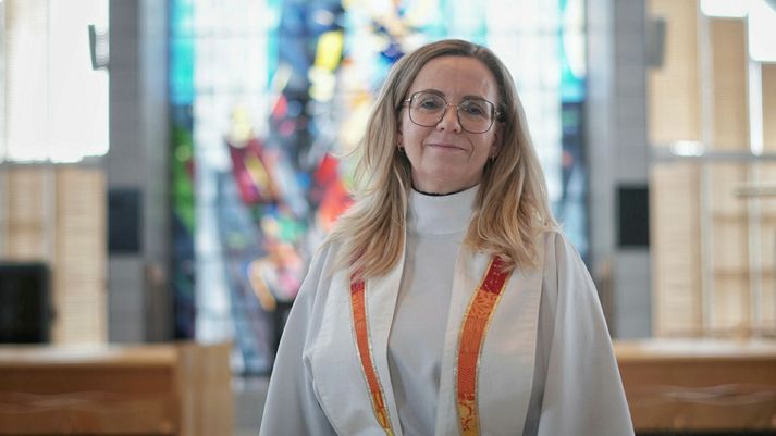 Arna Ýrr Sigurðardóttir prestur Grafarvogskirkju hafði í nógu að snúast í dag við að gefa saman pör, 