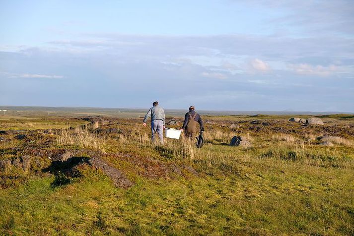 Eins og sjá má á myndinni sem náðist af mönnunum eru þeir með mikið magn af fiski sem þeir fengu í net. Öllum bleikjum skal sleppt í Litluá og Skjálftavatni.
