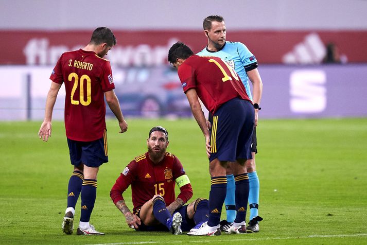 Sergio Ramos situr í grasinu eftir að hann meiddist í gær.