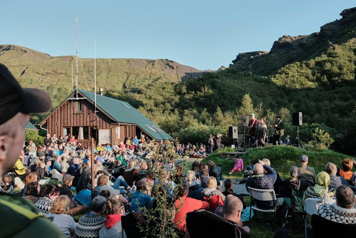 Fjöldi fólks hlustaði á fagra tóna sveitarinnar og sólin skein.