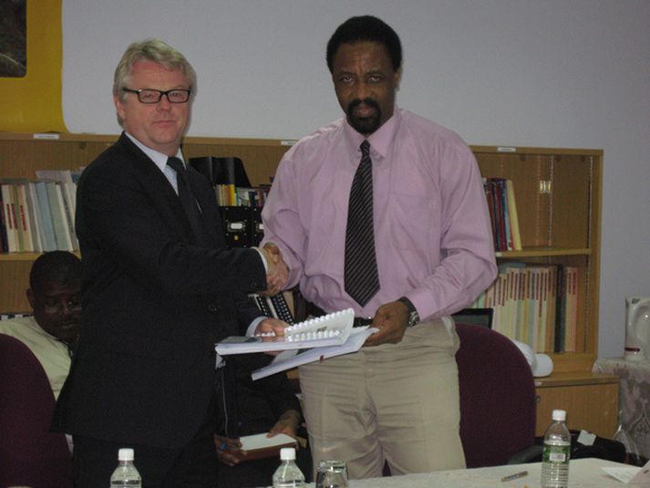 Það var Vilhjálmur Guðmundsson, framkvæmdastjóri sem undirritaði samninginn fyrir hönd Jarðborana hf., en fyrir hönd stjórnvalda á Dominica, Lucian Blackmoore ráðuneytisstjóri í orkumálaráðuneytinu.