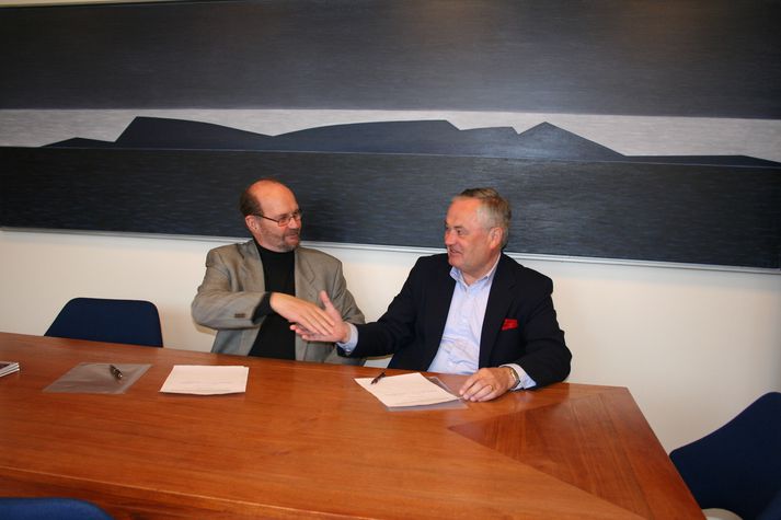 Ólafur Proppé, rektor Kennaraháskólans, og Sigurður Helgason, stjórnarformaður Þróunarsamvinnustofnunar, undirrita samstarfssamninginn í Kennaraháskólanum í dag.