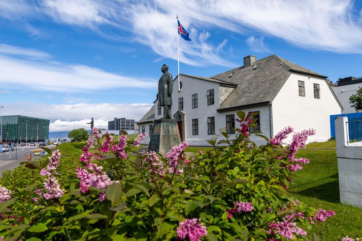 Verkalýðsforkólfarnir kenna ríkisstjórn, sveitarstjórnum, Seðlabanka og atvinnurekendum um þráláta verðbólgu sem ógnar forsendum kjarasamninga.