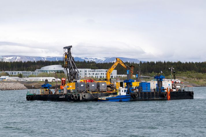 Unnið er að því að byggja nýja brú yfir Fossvoginn. 