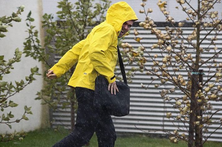 Sérstaklega er varað við því að tjöld, garðhúsgögn og trampólín gætu fokið í hvassviðrinu í nótt og á morgun.