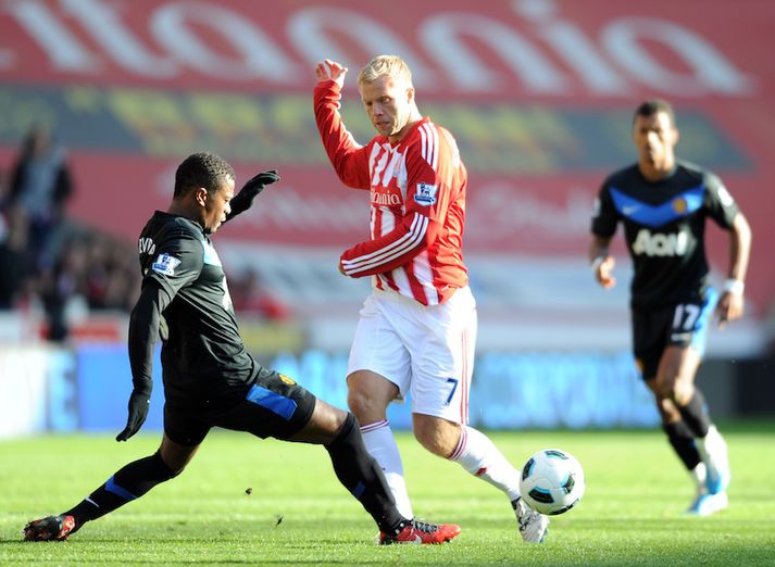 Eiður í leik með Stoke gegn Manchester United.