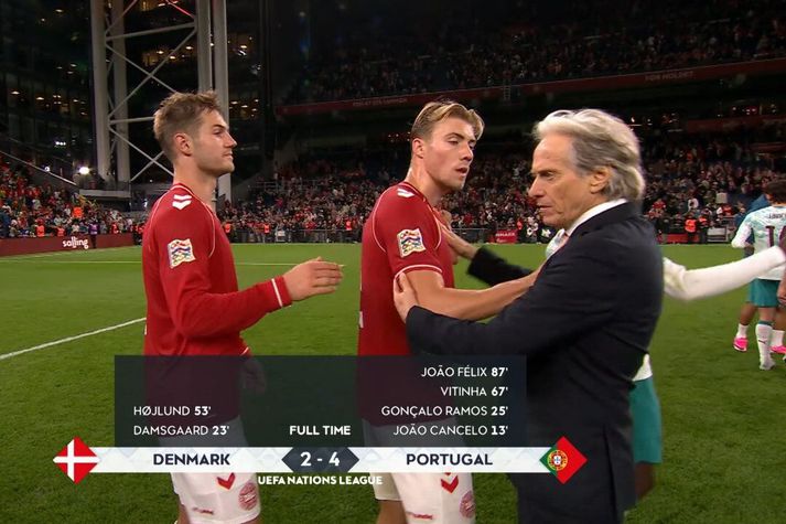 Rasmus Höjlund ýtti létt við Jorge Jesus eftir að þeir tókust í hendur í leikslok.
