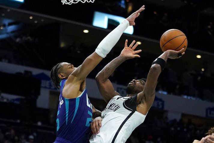 Kyrie Irving var magnaður gegn Charlotte Hornets í gær.