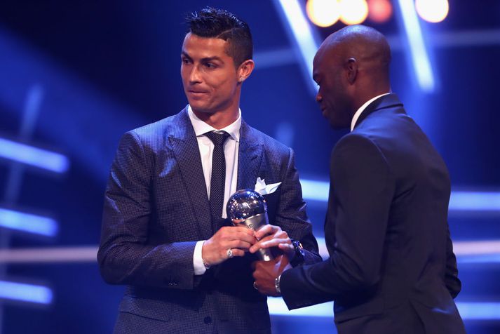 Cristiano Ronaldo fær verðlaun sín fyrir að vera í úrvalsliði heimsins í Lundúnum í kvöld