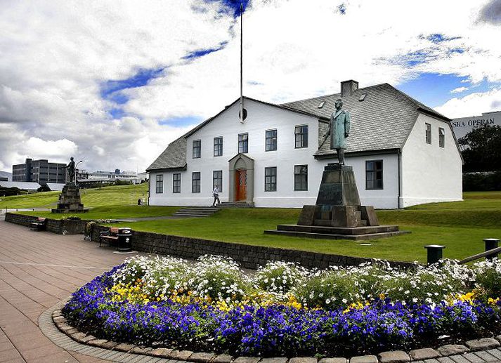 Stjórnarráð íslands Starfshópurinn, sem Gunnar Helgi Kristinsson veitti formennsku, leggur til ýmsar breytingar á starfsemi Stjórnarráðsins.fréttablaðið/gva