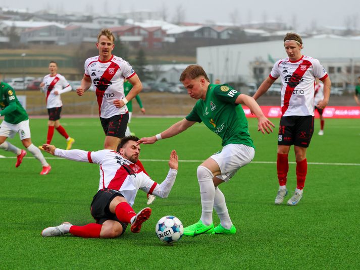 Óli Valur Ómarsson í baráttunni við fyrrum Blikann Oliver Sigurjónsson í fyrri leik liðanna. Óli skoraði fallegt mark í gær sem dugði þó ekki fyrir meira en stigi.