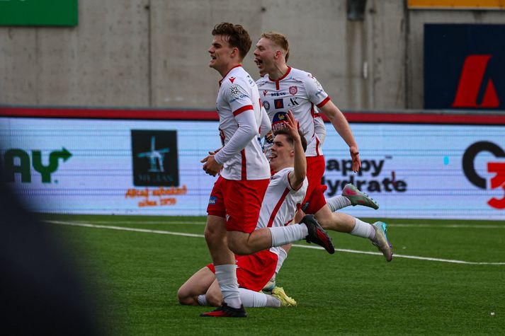 Nýliðar Þórsara byrjuðu með frábærum sigri á Val á Hlíðarenda og heimsækja KR-inga í kvöld.