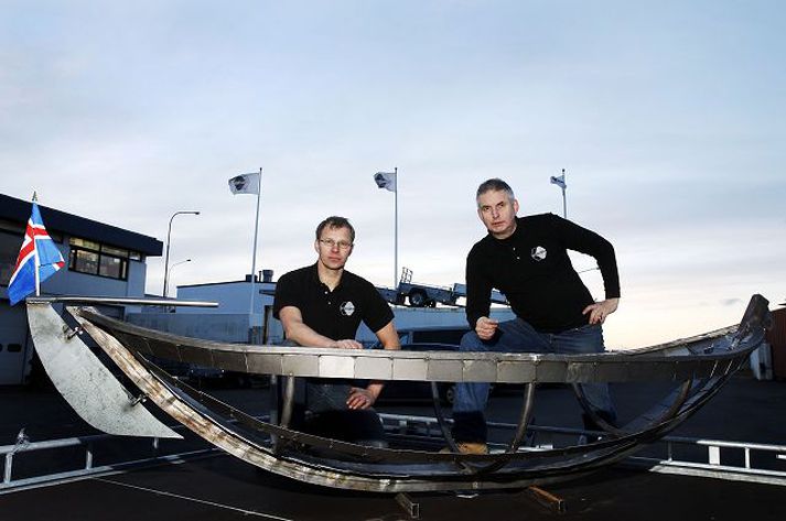 Þjóðarskútan. Hér eru Víkurvagnsmennirnir Sveinn Rúnar Þórarinsson og Jóhannes með Þjóðarskútuna áður en hún lagði á Smáramið.
fréttablaðið/stefán