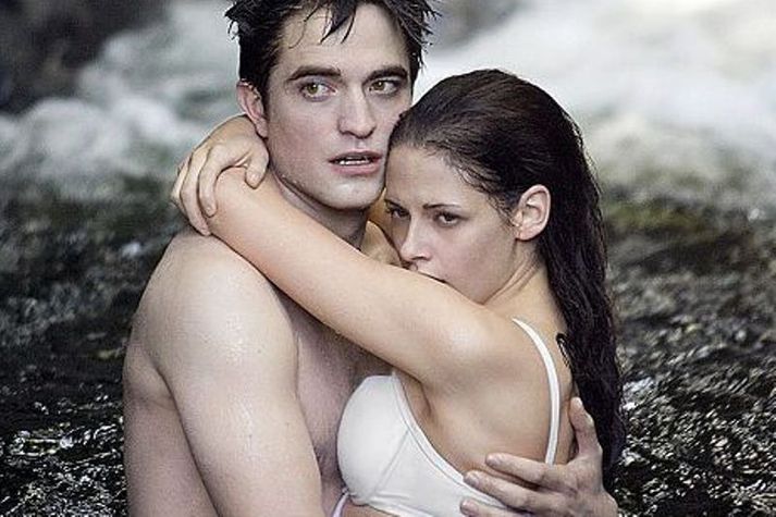 Um þetta snýst málið Aðalæðið hjá íslenskum stelpum er Twilight-serían en nýjasta myndin, Breaking Dawn, er aðra vikuna í röð á toppnum hér á landi.