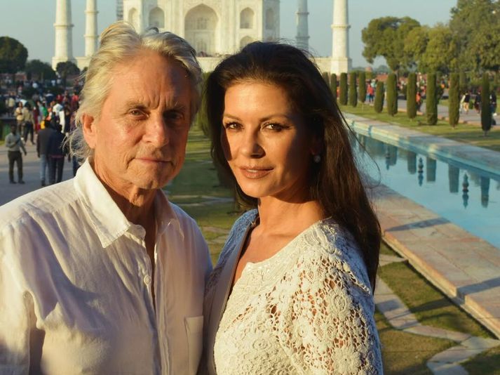 Leikkonan Catherine Zeta-Jones og eiginmaður hennar, Michael Douglas leikstjóri, fögnuðu tuttugu og fimm ára brúðkaupsafmæli sínu í gær.