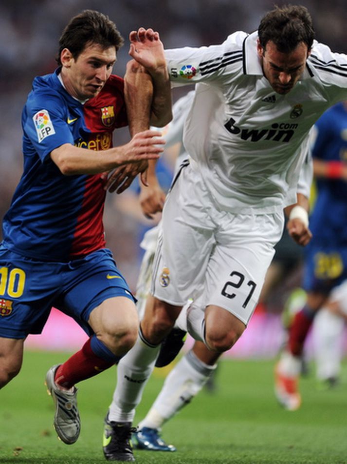 Christoph Metzelder í baráttu við Lionel Messi.