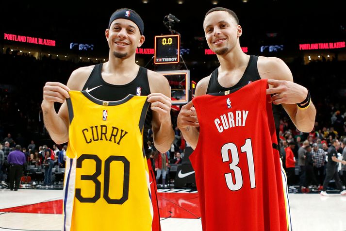 Stephen Curry spilar með Golden State Warriors en Seth Curry er hjá Portland Trail Blazers.