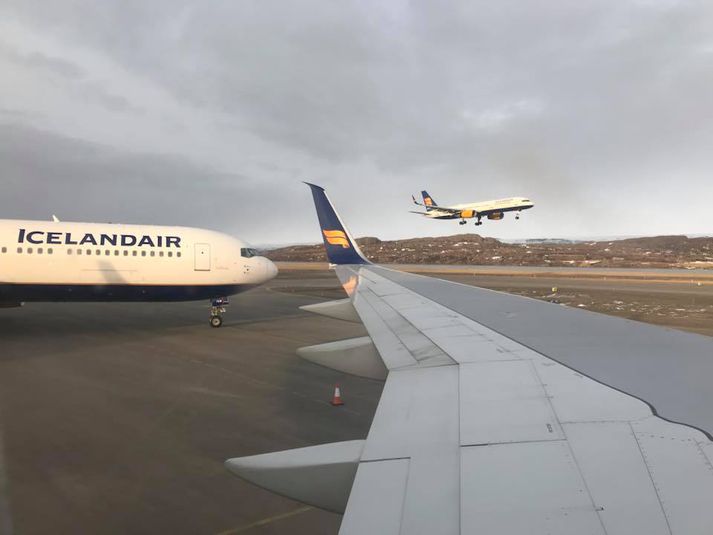 Að minnsta kosti fjórar vélar Icelandair þurftu frá að hverfa vegna snjókomu í Keflavík.