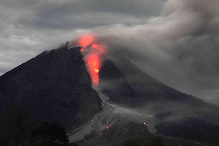 Sinabung hefur verið virkt frá árinu tvö þúsund og tíu en eldfjallið gaust síðast fyrir fjögur hundruð árum.