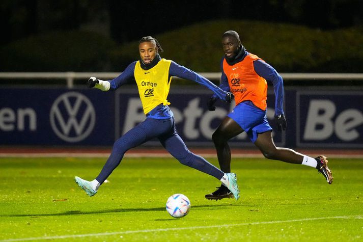 Christopher Nkunku fyrir framan Dayot Upamecano í gær, á annarri æfingu Frakka fyrir HM.