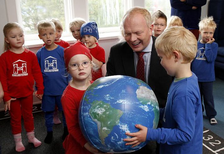Börnin á leikskólanum Laufásborg voru ánægð með Jarðarboltann sem Illugi Gunnarsson, mennta- og menningarmálaráðherra, afhenti þeim á föstudag.