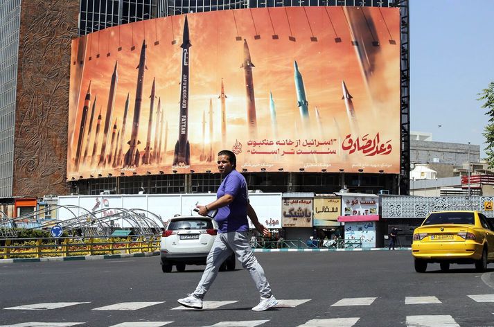 Stórt plakat sem sett var upp í Tehran í Íran eftir árásina síðustu helgi.