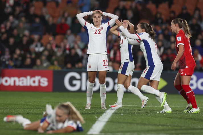 Sophie Roman Haug svekkir sig yfir glötuðu færi en þau hafa verið mörg í fyrstu tveimur leikjunum á HM.