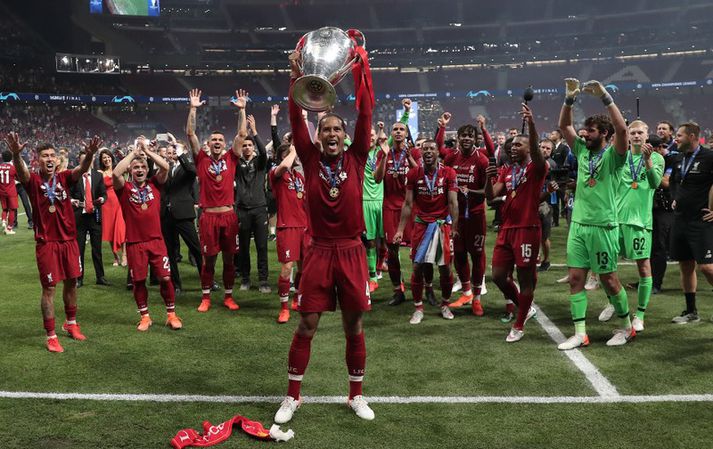 Liverpool menn fagna sigri í Meistaradeildinni með Virgil van Dijk í fararbroddi.