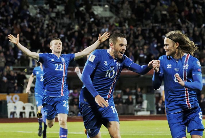 Gylfi Þór Sigurðsson fagnar marki sínu í kvöld.