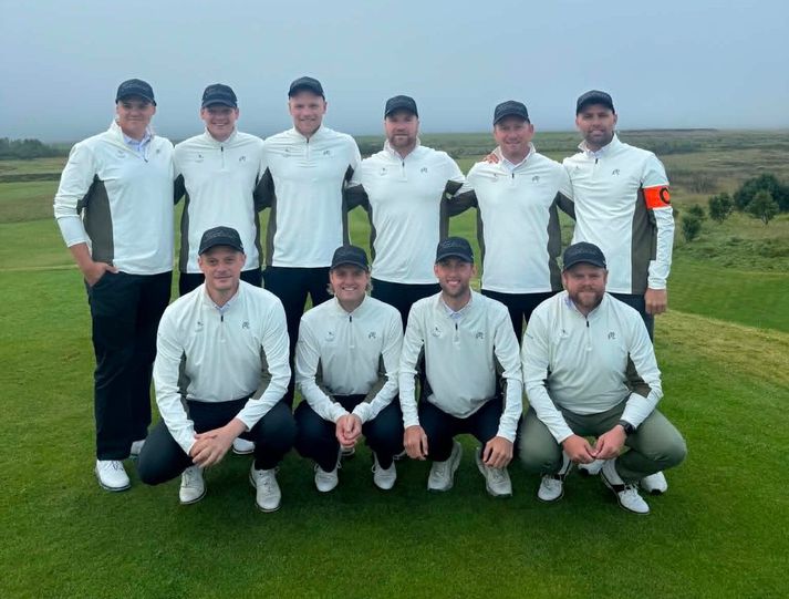 Sveit Golfklúbbs Bolungarvíkur skrifar nýjan kafla í sögu félagsins í dag þegar hún keppir í fyrsta sinn í efstu deild Íslandsmóts golfklúbba karla.  Efri röð frá vinstri: Jón Arnar Sigurðsson, Óli Rafn Kristinsson, Ernir Steinn Arnarson, Anton Helgi Guðjónsson, Rögnvaldur Magnússon og Daði Valgeir Jakobsson  Neðri röð frá vinstri: Emil Þór Ragnarsson, Ragnar Már Ríkharðsson, Flosi Valgeir Jakobsson og Davíð Gunnlaugsson. 