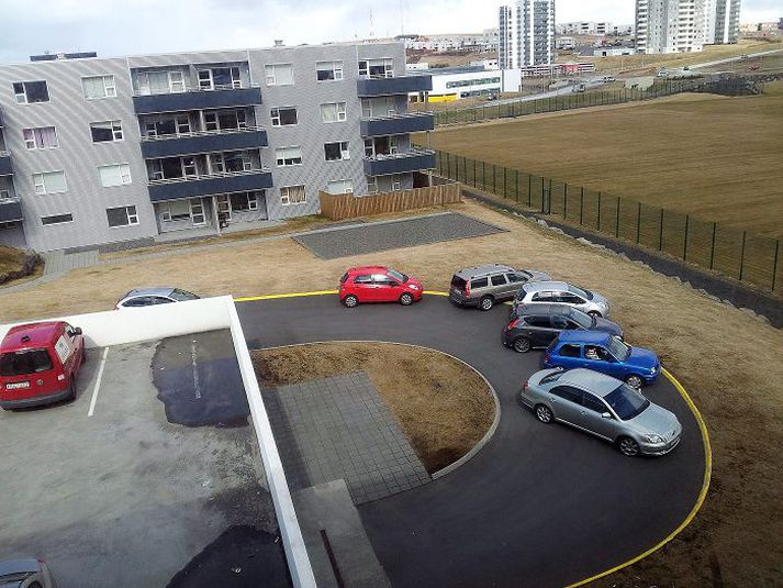 Fótboltaáhorfendur hirða ekki um ábendingar íbúa og leggja í innkeyrslu Tröllakórs 5-7 og loka fyrir aðkomu að bílageymslu fjölbýlishússins.