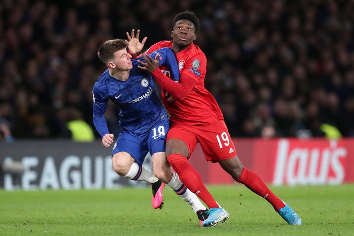 Davies í baráttunni við Mason Mount í leiknum í gær.