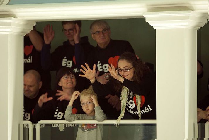Árið 2011 voru lög samþykkt þar sem táknmál var viðurkennt sem fyrsta tungumál heyrnarlausra og fögnuðu margir á þingpöllunum. Með fleiri kuðungsígræðslum er hvatt til þess að heyrnarlausir séu tvítyngdir og geti bæði tjáð sig á íslensku og táknmáli.