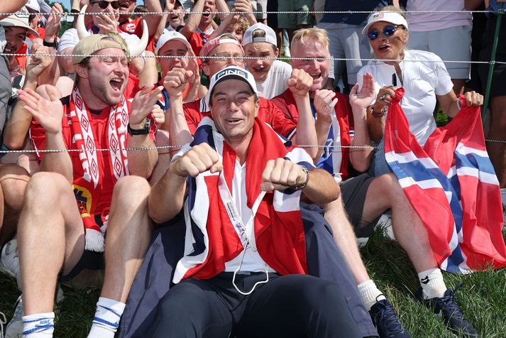 Viktor Hovland fagnaði sigri sínum á mótinu með því að taka Víkingaróðurinn með löndum sínum sem fjölmenntu til að hvetja hann áfram á Travelers-golfmótinu.