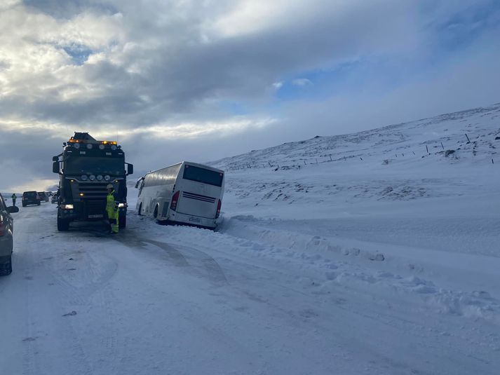 Rúta fór út af veginum á Holtavörðuheiði í dag.