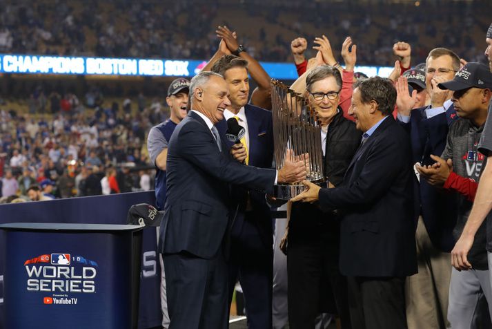 Henry tekur hér við bikarnum eftir að Red Sox varð meistari í nótt.