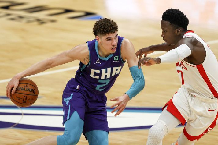 LaMelo Ball með boltann í leiknum á móti Houston Rockets í nótt.