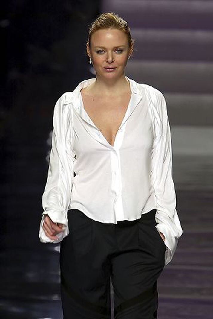 Stella McCartney er annt um dýrin og mótmælir illri meðferð á þeim í beinni útsendingu á netinu í júlí.