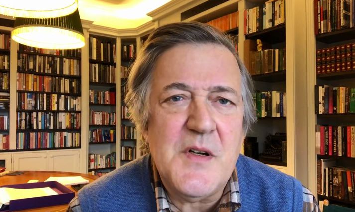 Stephen Fry sagði frá þessu í myndbandi sem hann birti á vef sínum fyrr í dag.