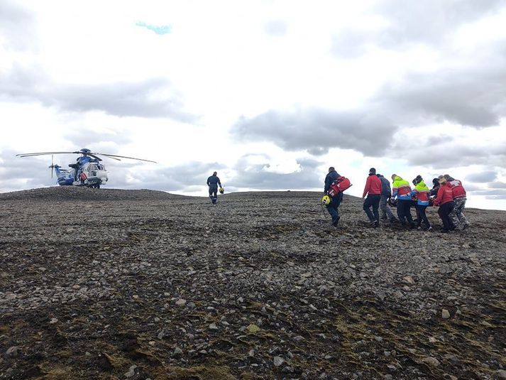 Hinn slasaði var borinn um borð þyrlu og fluttur til aðhlynningar.