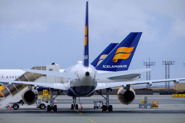 Flugvél Icelandair snéri við á leið sinni til London.