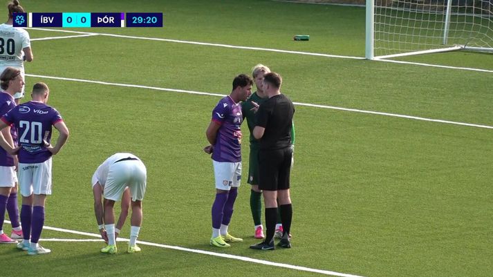 Victor Bertomeu fékk fyrirlestur frá dómaranum Þórði Þorsteini Þórðarsyni í Eyjum í dag.