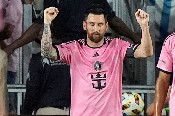 Lionel Messi fagnar öðru marka sinna fyrir Inter Miami í sigrinum í nótt.