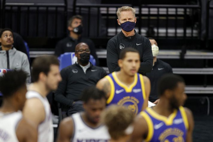 Steve Kerr fylgist hér áhyggjufullur með leik hjá Golden State Warriors liðinu.