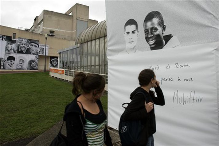 Myndir af  Zyed Benna, til vinstri, og Bouna Traore, sem létust fyrir ári. Þeir eru orðnir hálfgerðir píslarvottar fátækra unglinga í félagsblokkum í úthverfum Parísar og víðar.