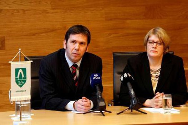 Ármann Kr. Ólafsson, verðandi bæjarstjóri í Kópavogi, sést hér við hlið Rannveigar Ásgeirsdóttur þegar nýr meirihluti í Kópavogi var kynntur fyrr í vikunni. Mynd/VILHELM