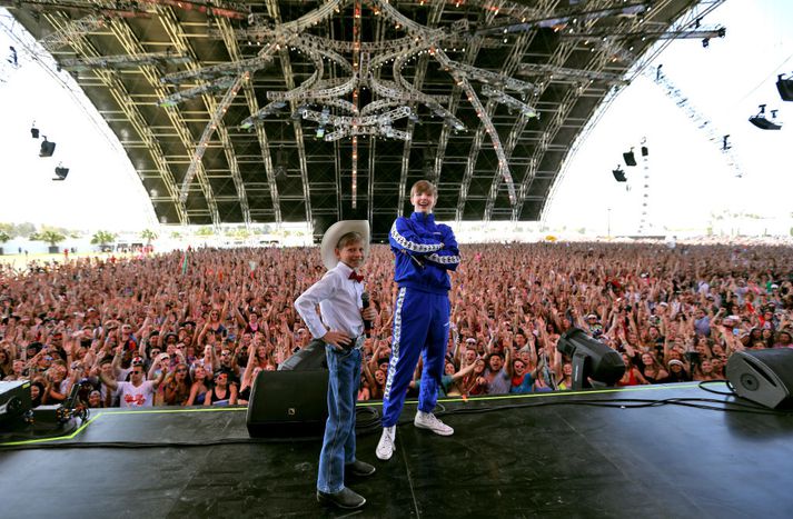 Mason Ramsey á sviðinu á Coachellahátíðinni ásamt tónlistarmanninum DJ Wethan.