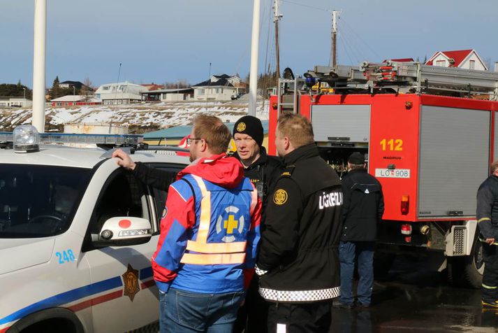 Björgunarsveitarmenn, lögreglumenn og fleiri við bryggjuna á Húsavík í dag.